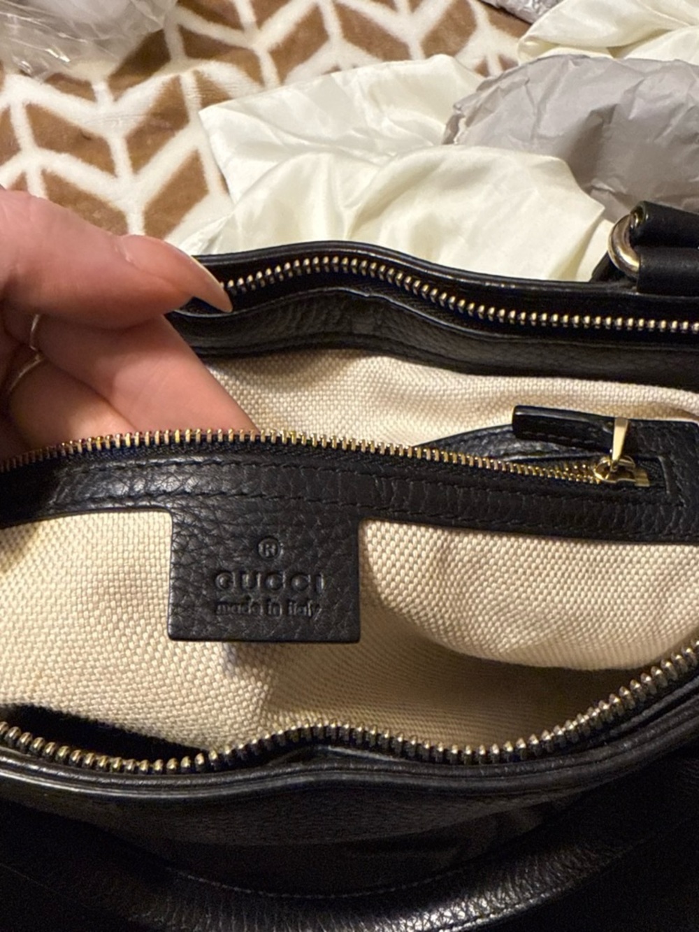 Gucci Black Pebbled Leather Shoulder Tote with Embossed Logo - Picture 4 of 8